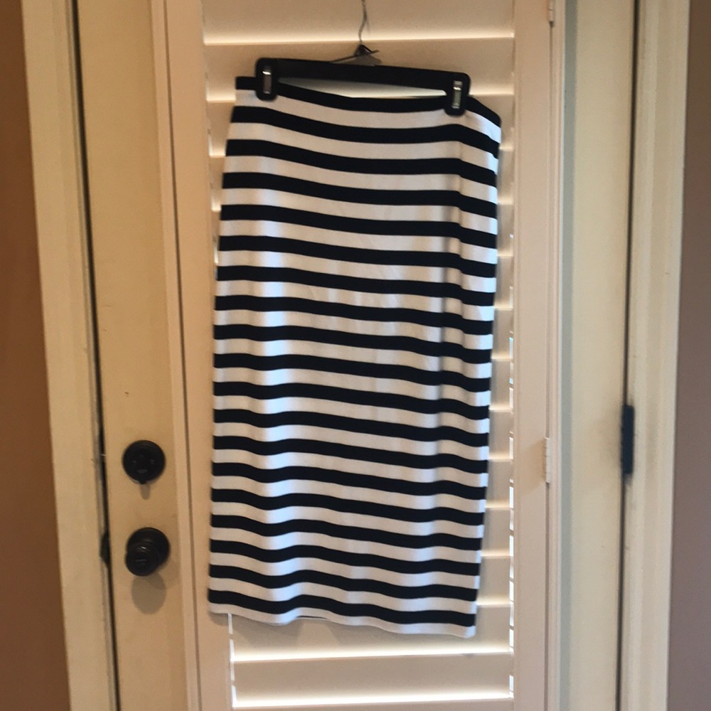 Super cute black and white striped mid-calf skirt